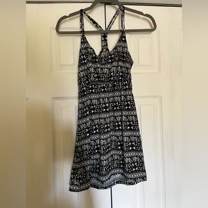 Women’s black and white sleeveless tunic (size XS)